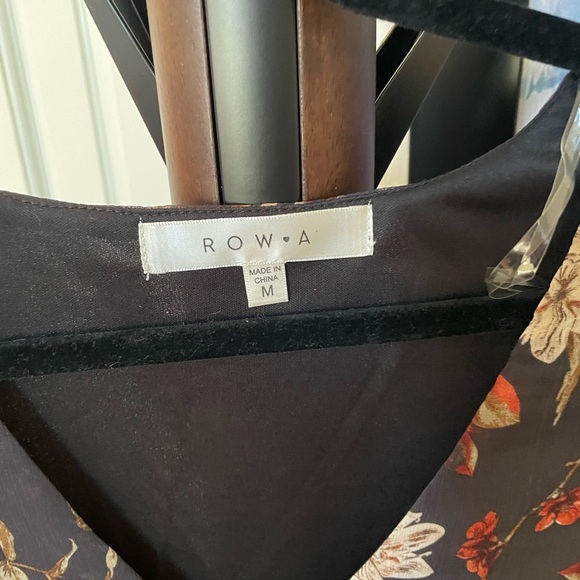 Super cute dress, size medium, Row A - Picture 2 of 3